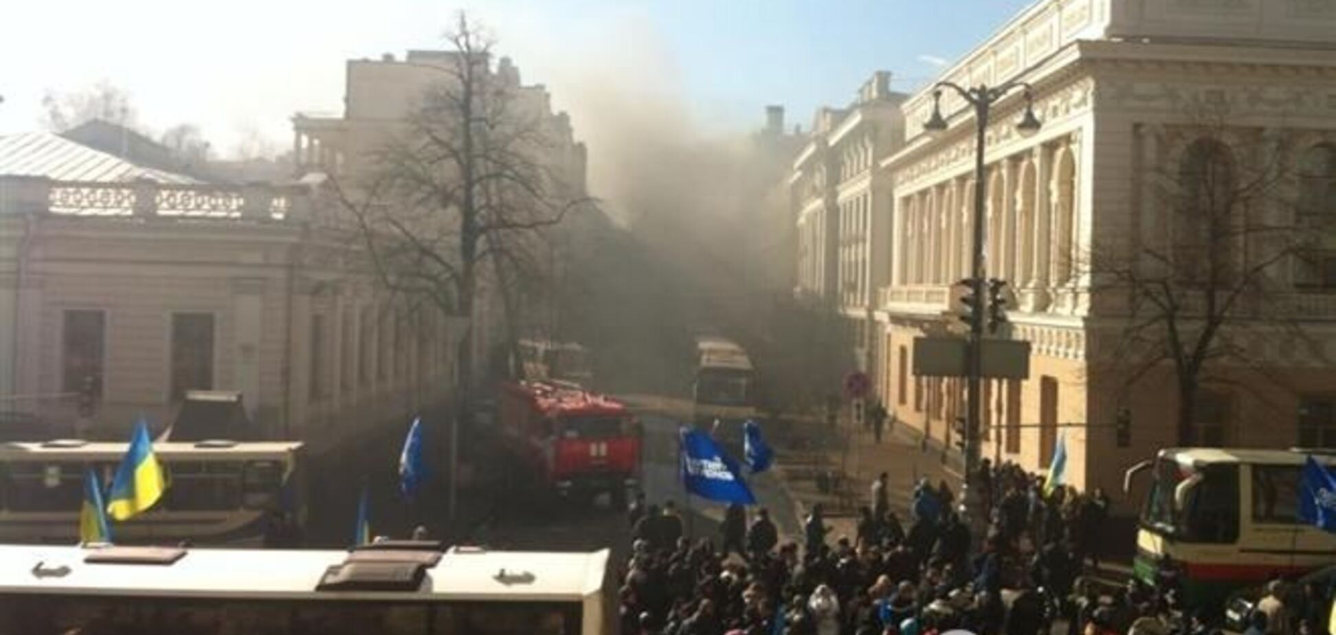 Протестующие подожгли грузовик: ул. Шелковичная в дыму