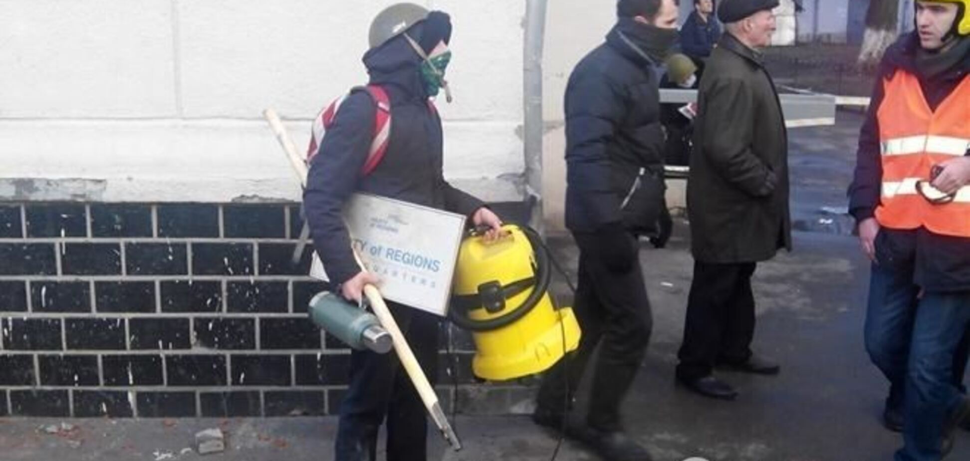 ПР: митингующие избивали сотрудников офиса на Липской