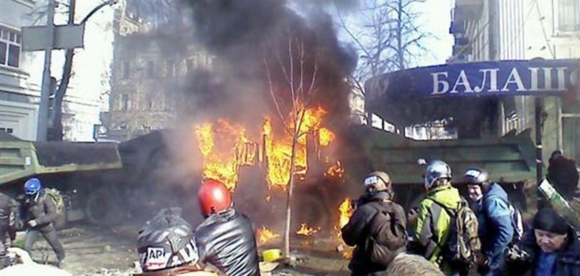 В столкновениях у Рады пострадали уже семь правоохранителей