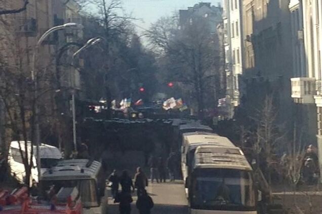 'Свободівець': на Шовковичній стріляють, потрапили в одного з демонстрантів