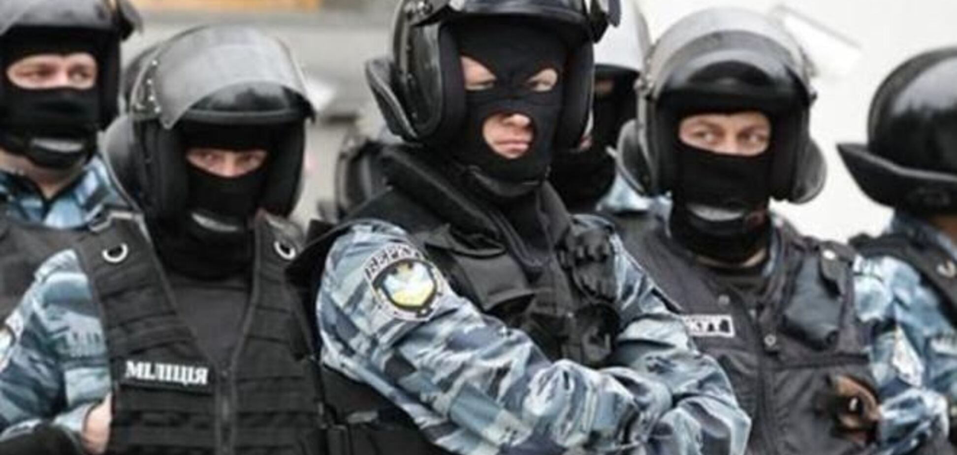 В сети появилось видео, на котором силовики избивают человека