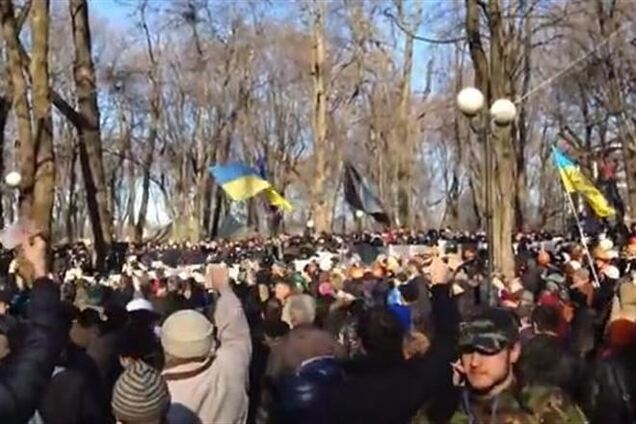 Протестувальники в Маріїнському парку масово розмахують грошима перед молодчиками