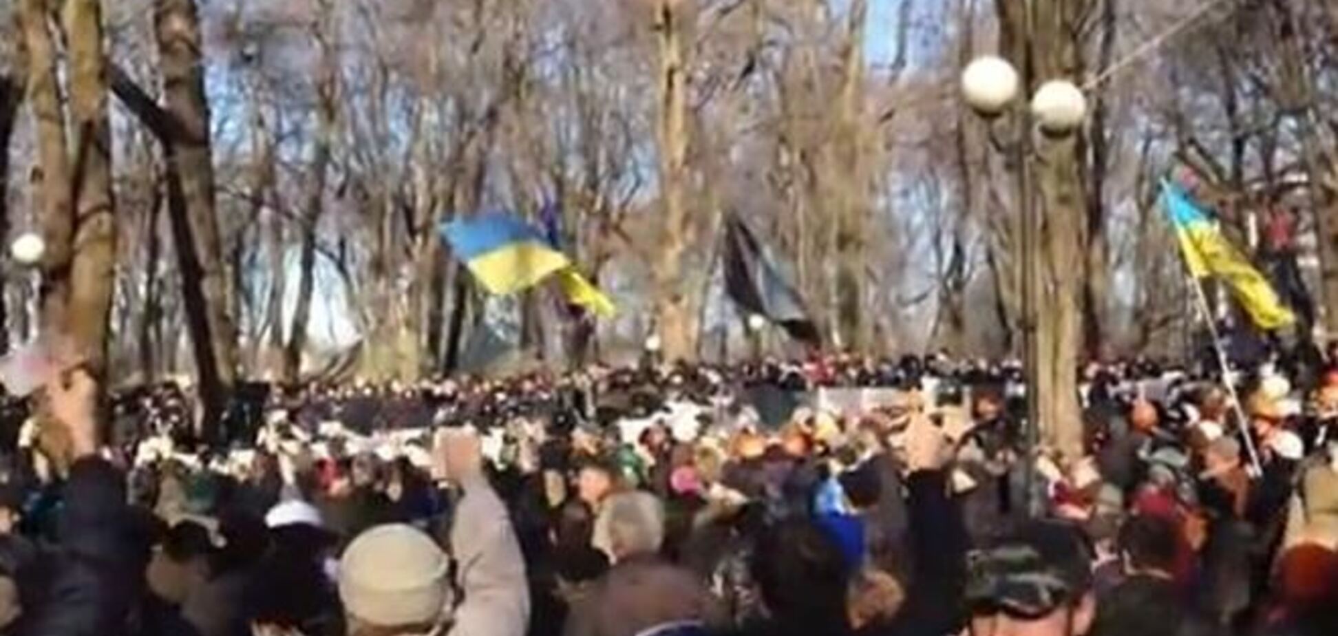 Протестующие в Мариинском парке массово размахивают деньгами перед молодчиками