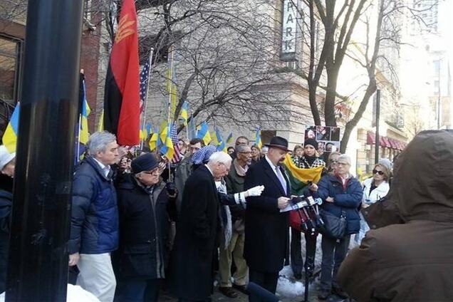 Активисты пикетировали Федеральный банк США и украинское консульство в Чикаго