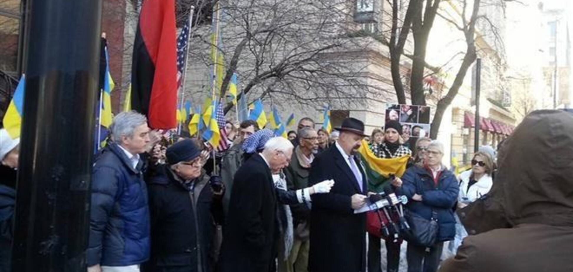 Активисты пикетировали Федеральный банк США и украинское консульство в Чикаго