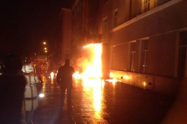 У Житомирі захопили ОДА і підпалили обласне УМВС