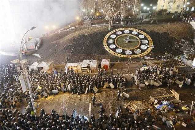 Российский сенатор советует Януковичу объявить в Киеве ЧП и вводить войска