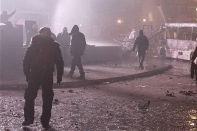Від палаючої барикади у Європейській площі від'їхали водомети