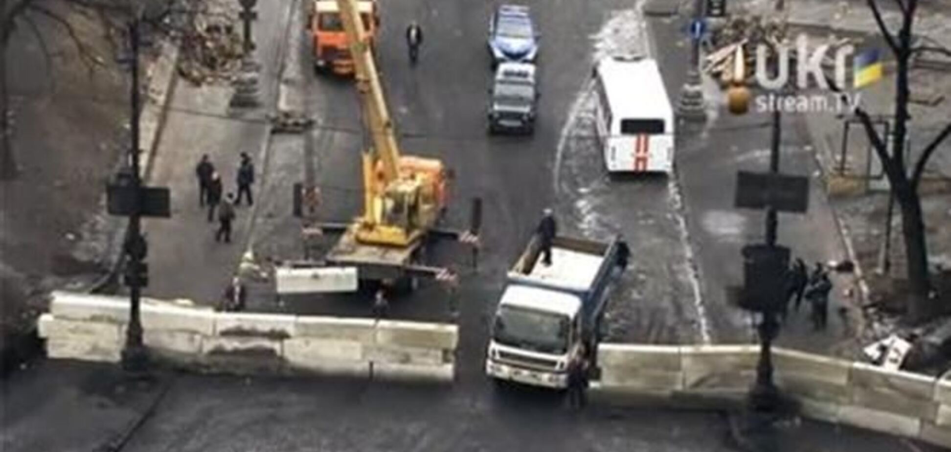 'Беркут' готується до атаки евромайдановцев і будує з бетону барикади