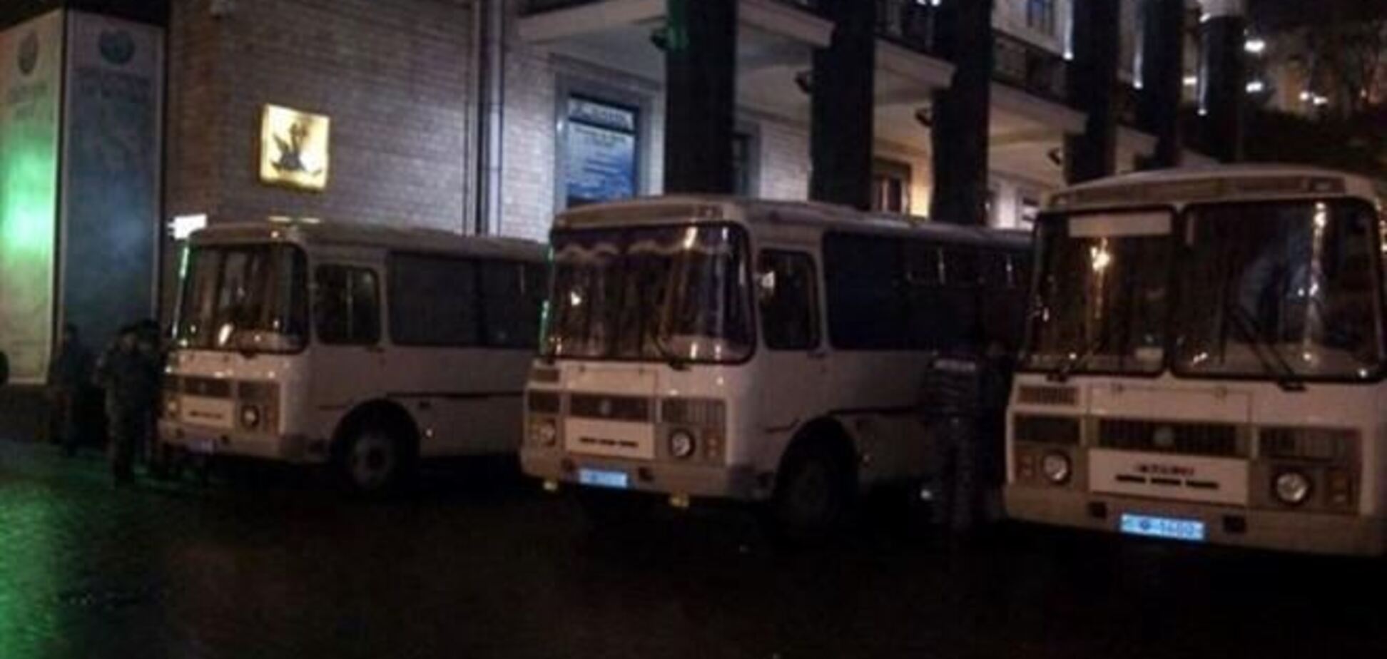 На Михайловскую площадь едет десяток автобусов с 'Беркутом'