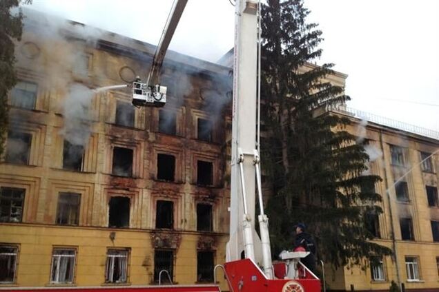 У Львові кілька годин горить військова частина
