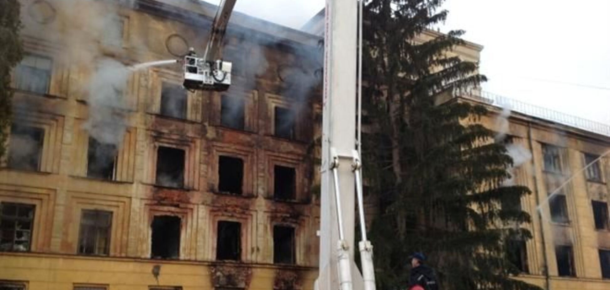 Во Львове несколько часов горит воинская часть