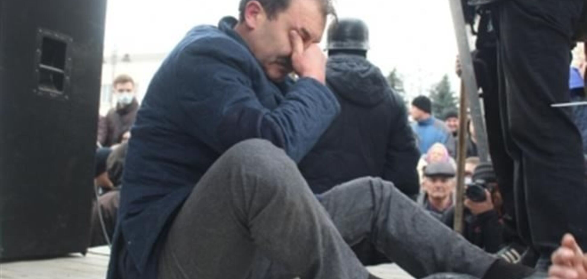 В Луцке губернатора приковали наручниками на сцене Майдана
