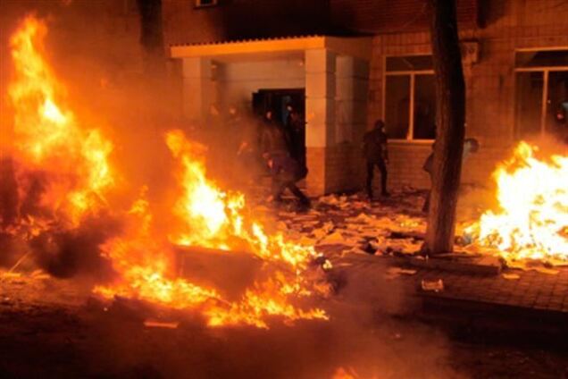 В Полтаве митингующие подожгли офис ПР и берут штурмом ОГА