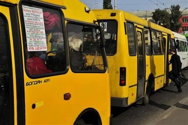 В Киеве на остановках маршруток - километровые очереди