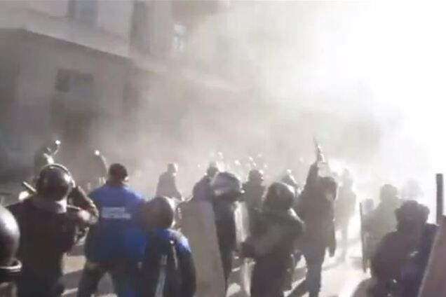 'Тітушкі' прямо на камеру разом з силовиками били мітингувальників. Перезаряджали пістолет