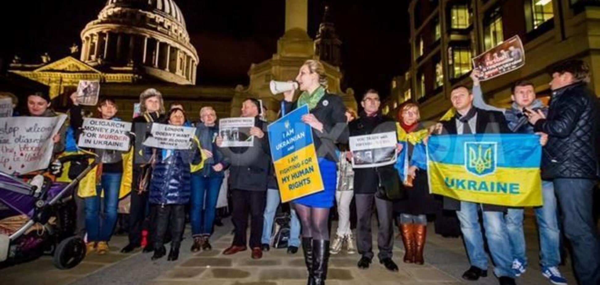 Посольство Украины в Лондоне окружено пикетчиками, которые кричат 'Позор!'
