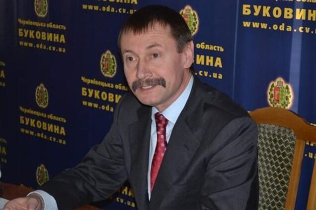 Черновицкого губернатора забросали яйцами и заставили написать заявление об отставке