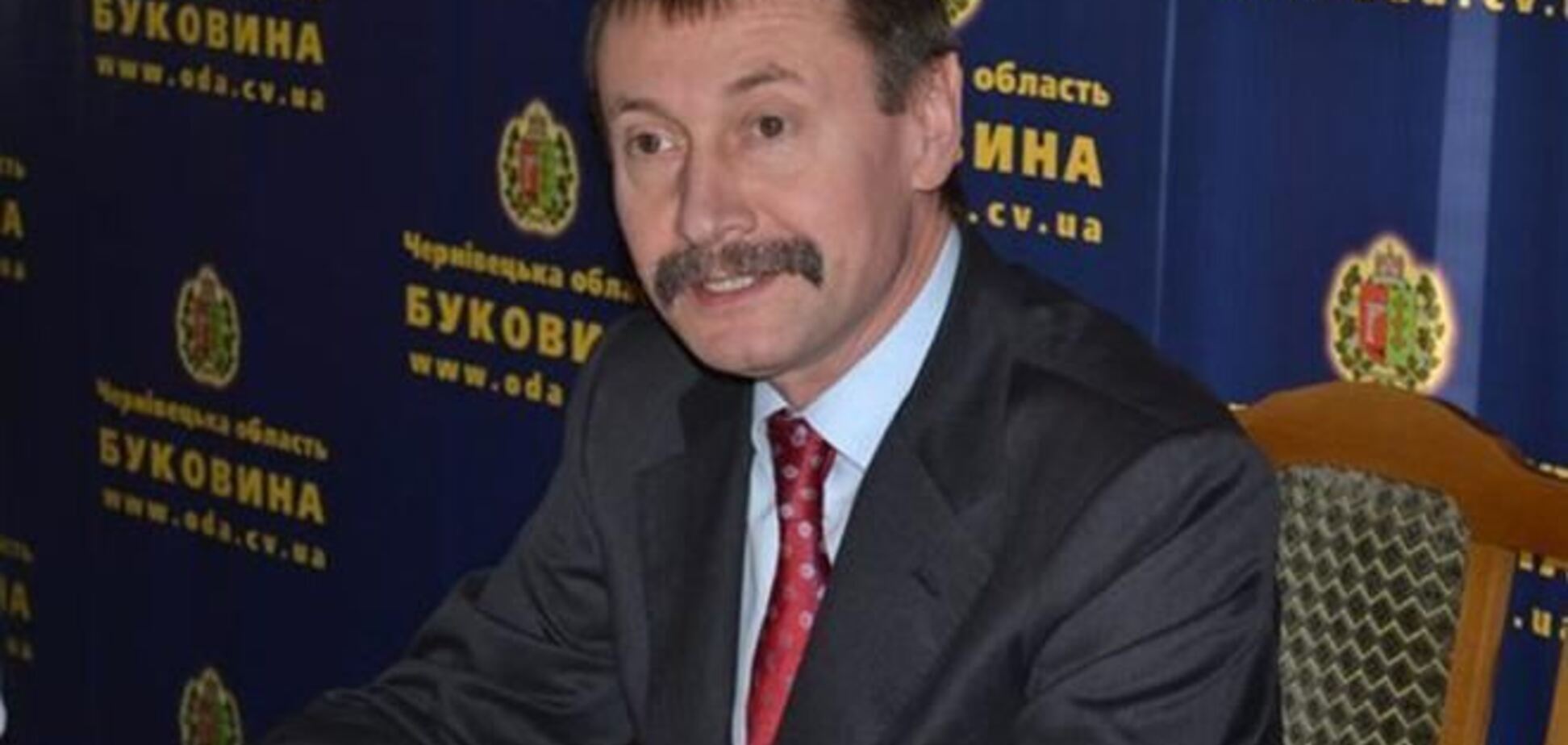 Чернівецького губернатора закидали яйцями і змусили написати заяву про відставку