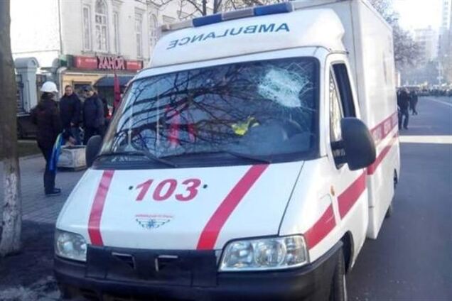 В Киеве ночью массово громили машины скорой помощи - депутат