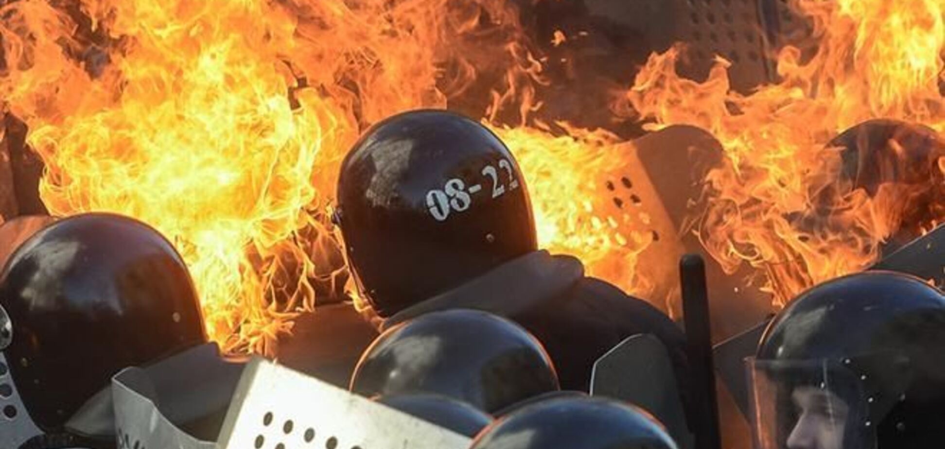 На Майдані 'вогненна барикада' зупиняє силовиків, чути вибухи