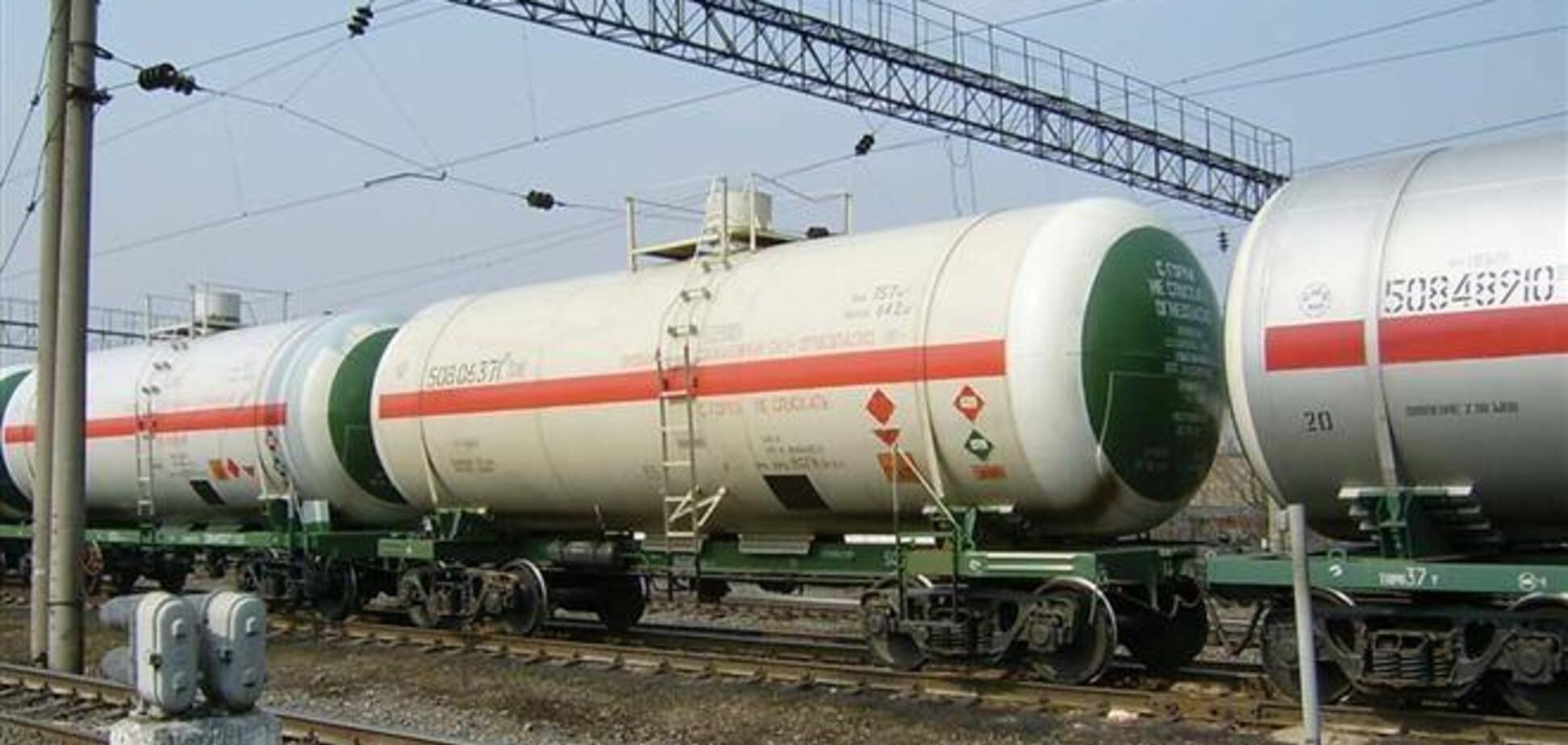 На Донетчине спасатели тушат сошедшие с рельсов цистерны с пропан-бутаном