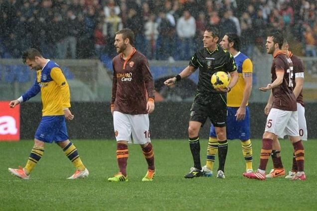 Матч 'Рома' - 'Парма' прерван из-за дождя