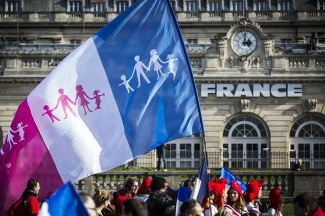 Полмиллиона парижан вышли на протесты против гей-браков
