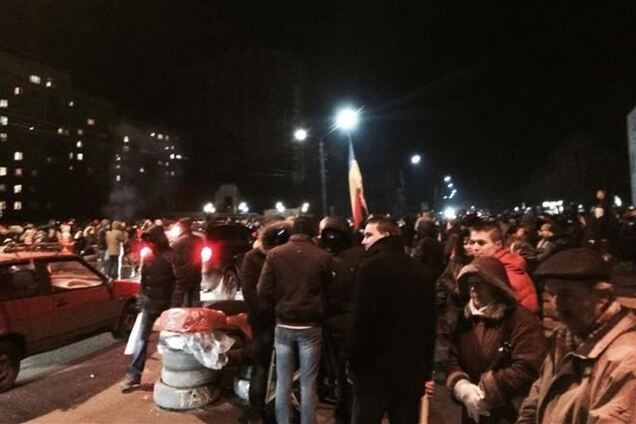 В Борисполе пять тысяч человек забаррикадировали выезд к аэропорту