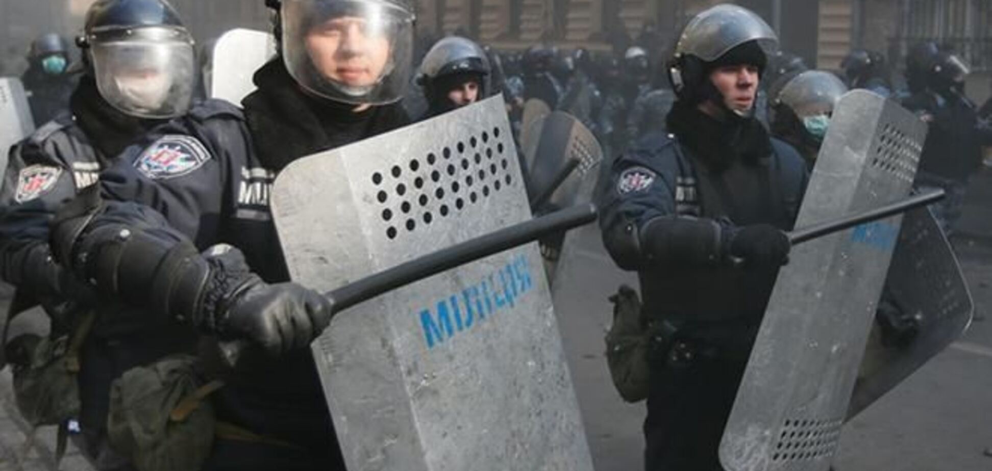 В Днепропетровске милиция на всякий случай забаррикадировала райотделы