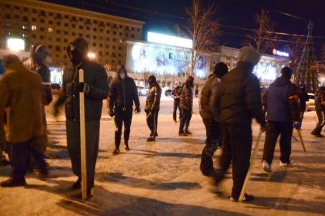 В Соломенском районе Киева 'титушки' с битами крушат авто