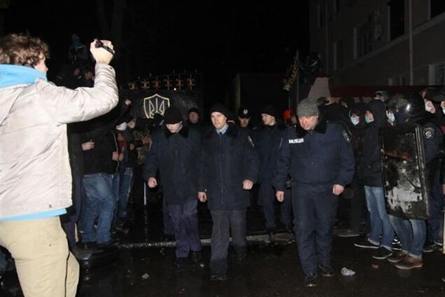Житомирские митингующие обменяли здание УМВД на ОГА и кричали милиционерам 'Молодцы'