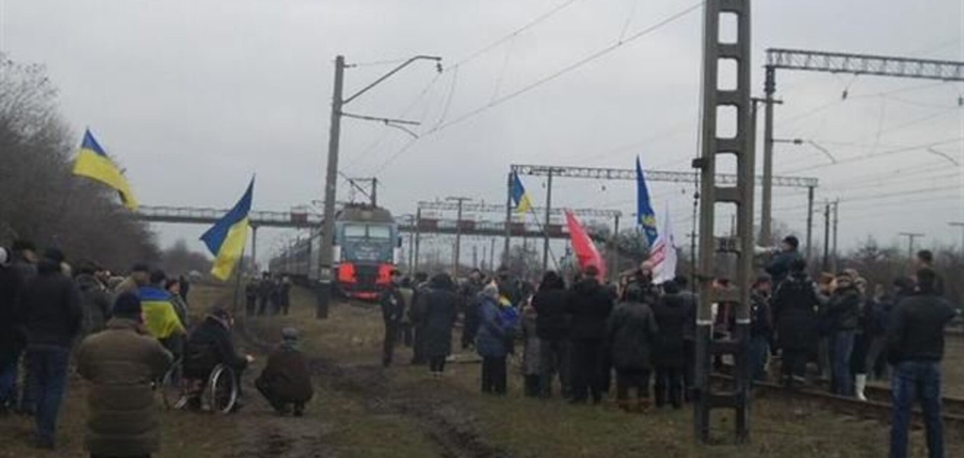 На Днепропетровщине люди остановили поезд с военными