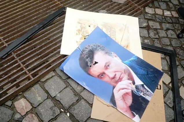 В Ужгороде перед зданием СБУ разбили портрет Януковича