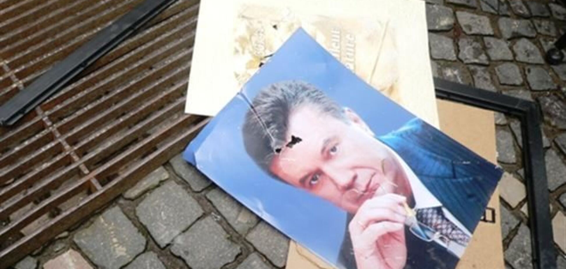 В Ужгороде перед зданием СБУ разбили портрет Януковича