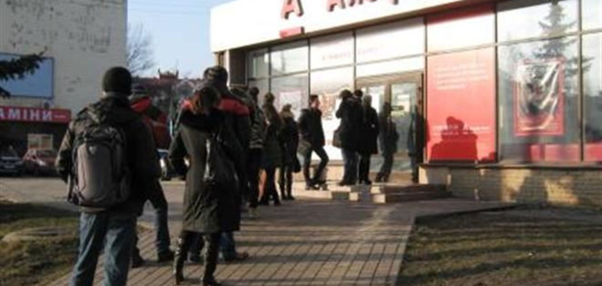 В Киеве банки продолжают закрывать отделения: клиенты строятся в очереди к банкоматам