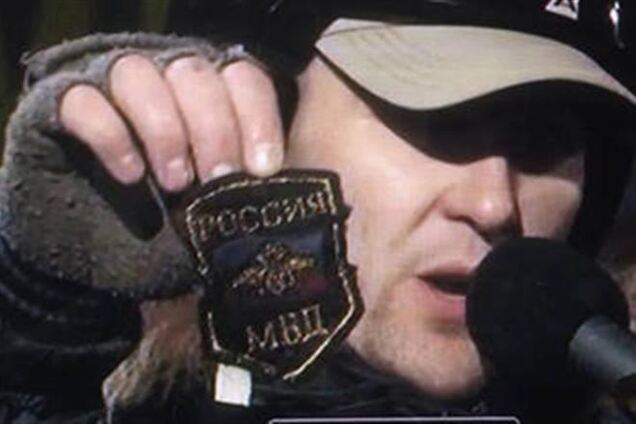 На Майдане с офицера во время штурма сорвали шеврон с двуглавым орлом