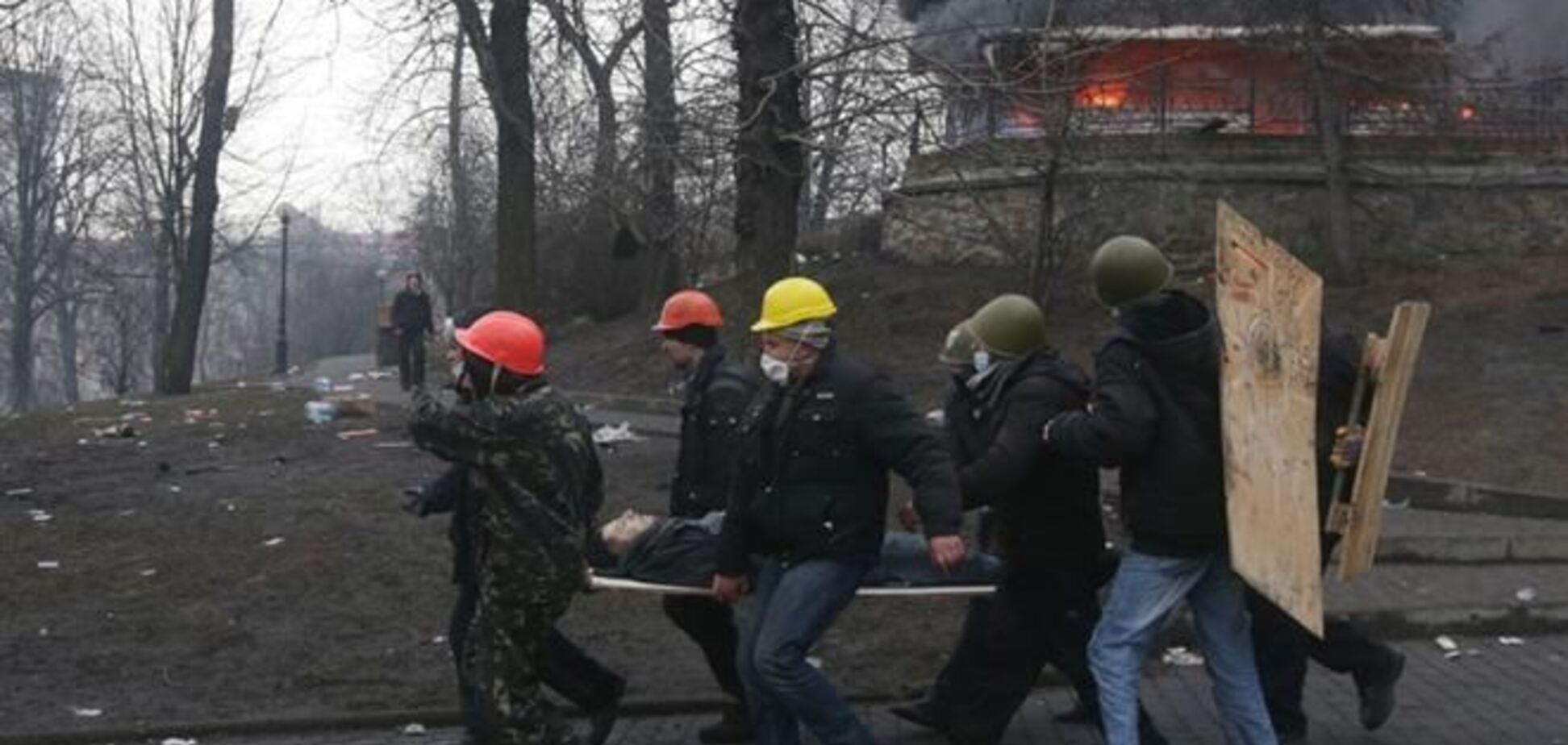 Митингующие захватили первый этаж гостиницы 'Украина' и занесли туда шесть трупов