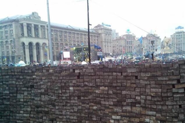 На Институтской активисты строят баррикады из брусчатки