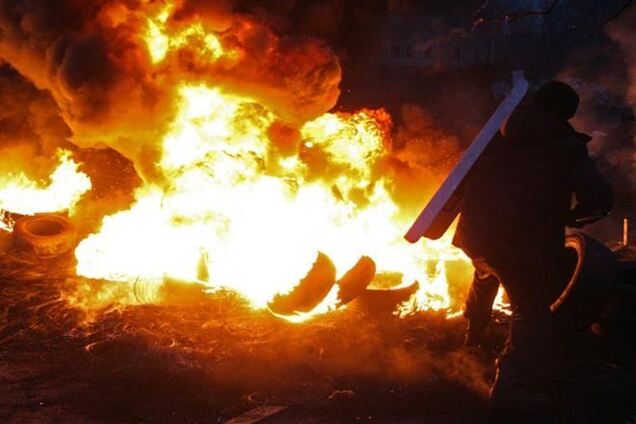 На Майдане укрепляют баррикады возле Октябрьского дворца