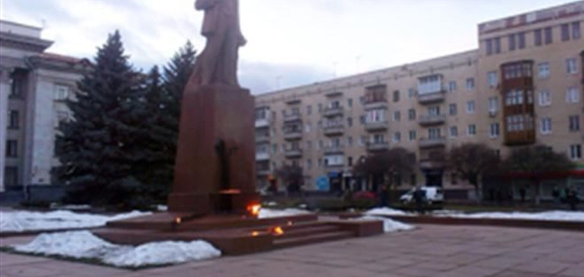 У Житомирі 'Правий сектор' зносить пам'ятник Леніну. Пряма трансляція