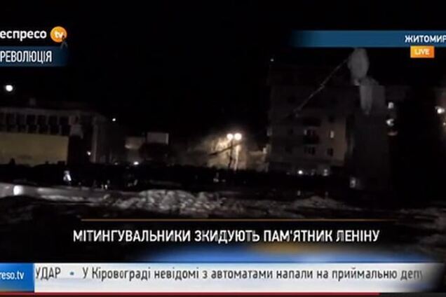 В Житомире 'Правый сектор' все-таки снес памятник Ленину