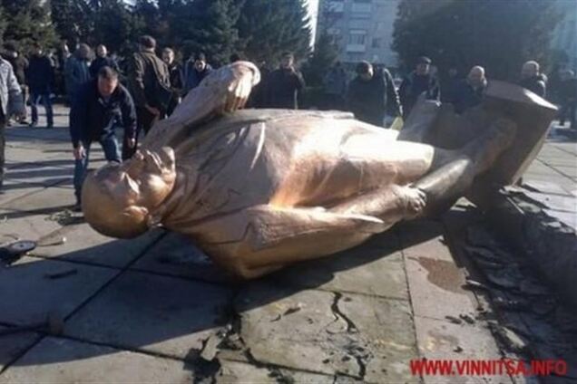 'Ленинопад' в Украине: за сутки снесли 12 памятников вождю