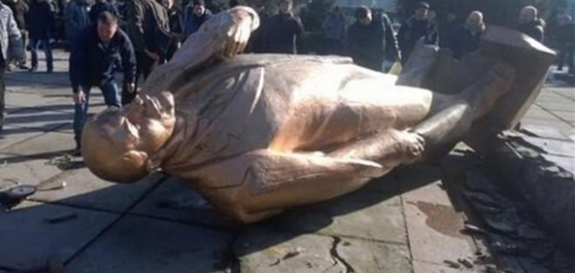 'Ленинопад' в Украине: за сутки снесли 12 памятников вождю