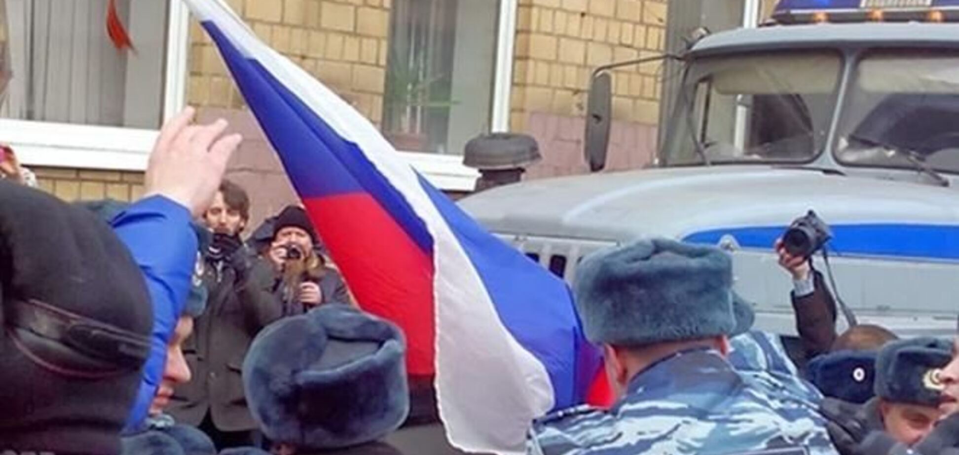 В Москве полиция задержала активистов во время исполнения гимна Украины