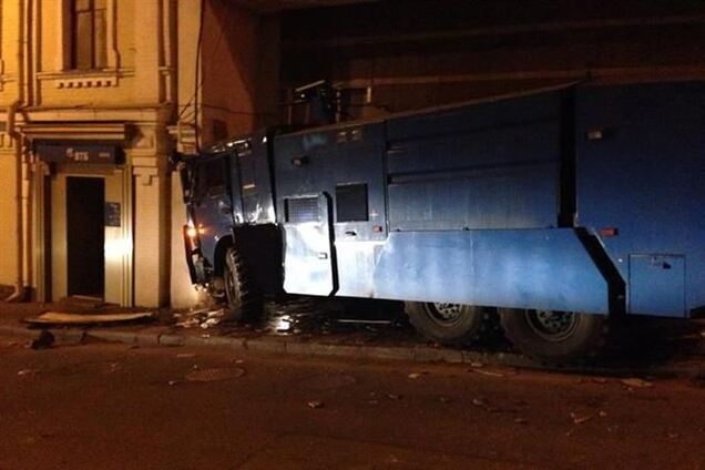 Водомет врезался в жилой дом в Киеве