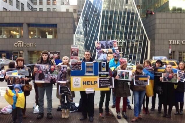 В Нью-Йорке пикетировали Unicredit Bank, который обслуживает Клюева