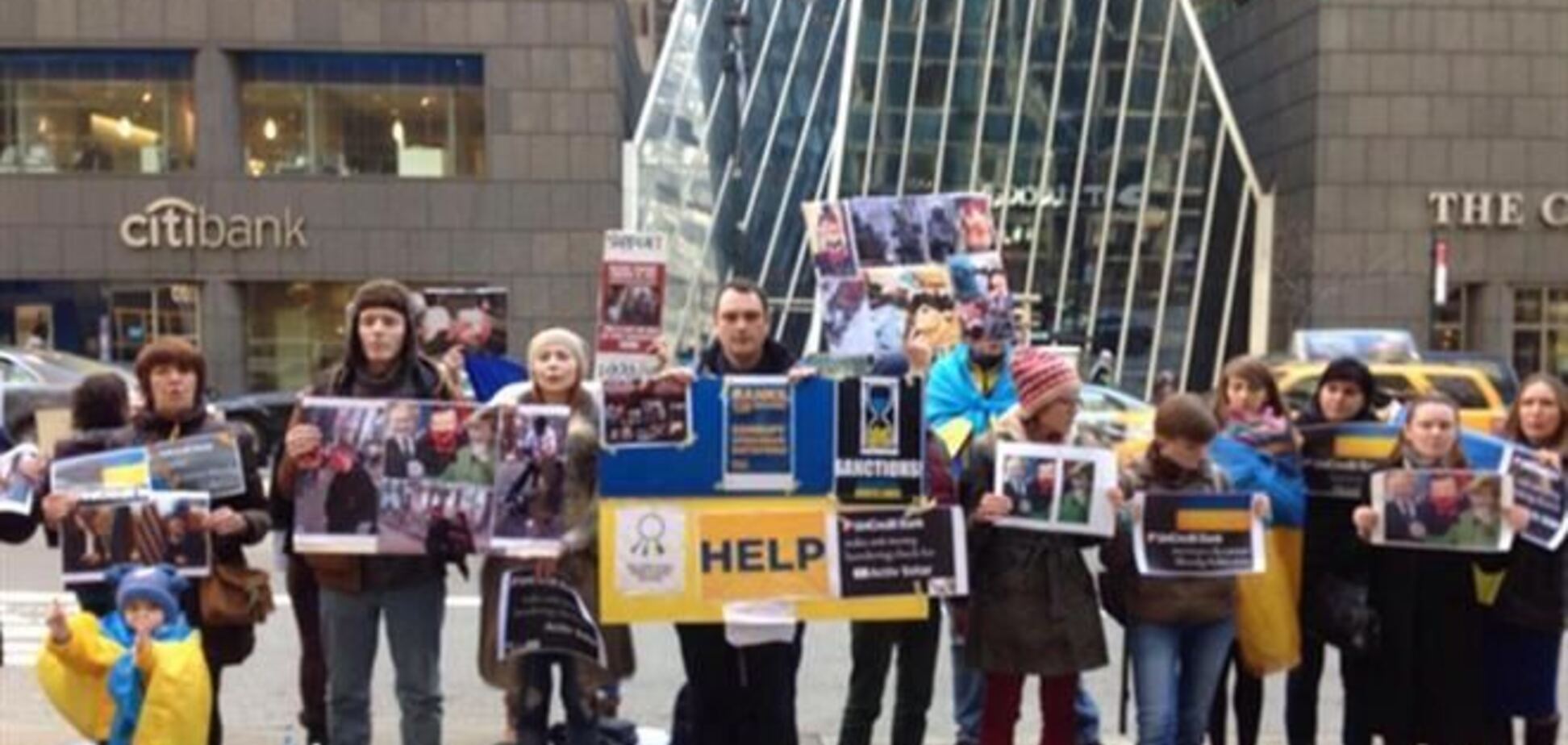 В Нью-Йорке пикетировали Unicredit Bank, который обслуживает Клюева