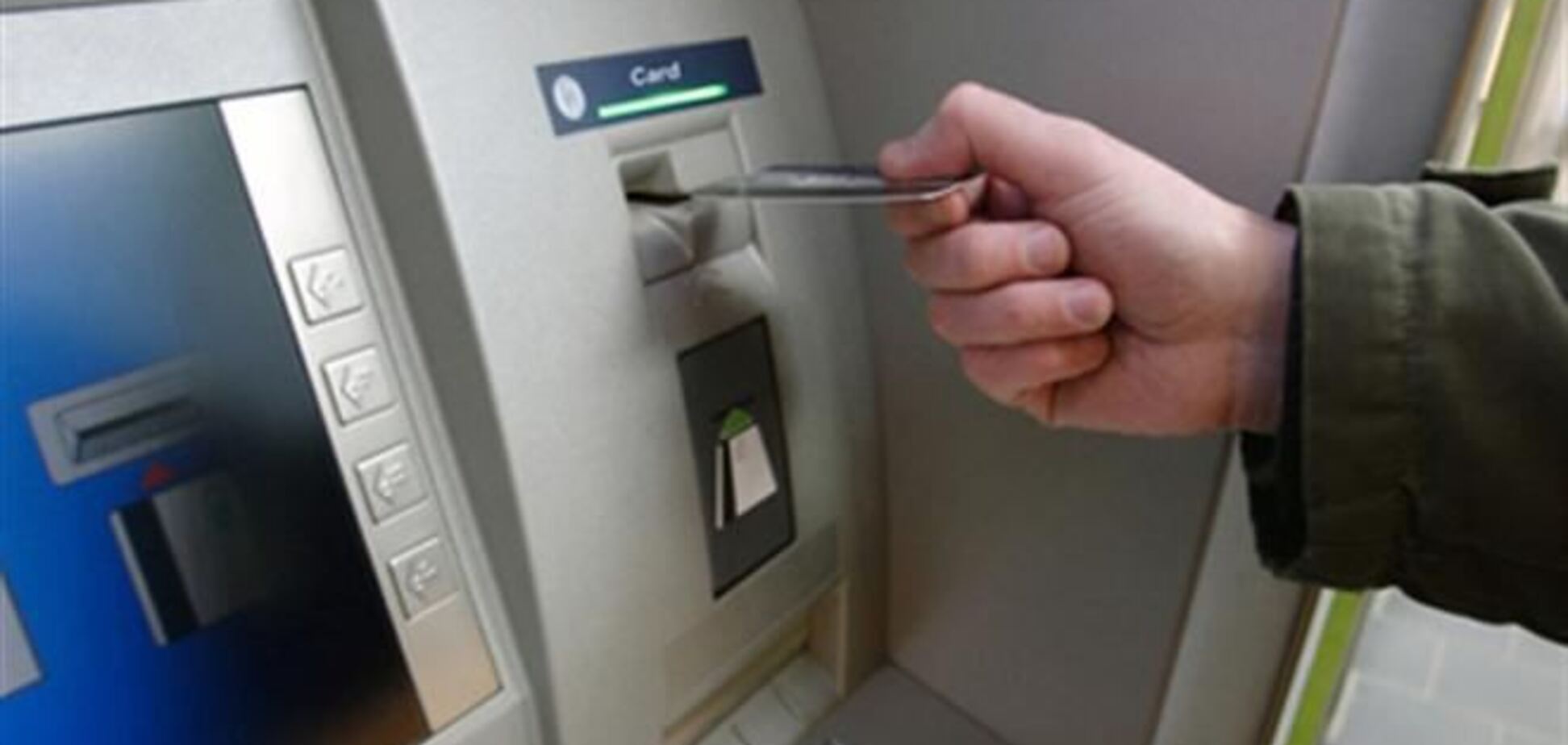 Cемь украинских банков ввели ограничение на снятие наличности в банкоматах