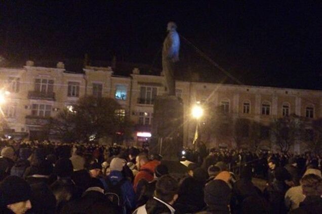 Пал очередной Ленин за сутки: на это раз в Полтаве